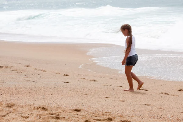 Girl and sea — Stock Photo, Image