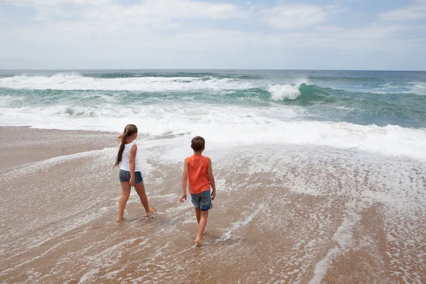 Kinderen op het strand — Stockfoto