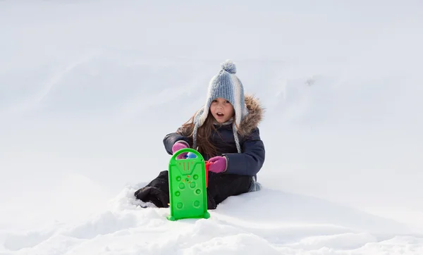 En liten flicka som leker i snö — Stockfoto