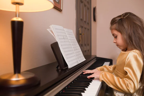 弹钢琴的小女孩 图库图片