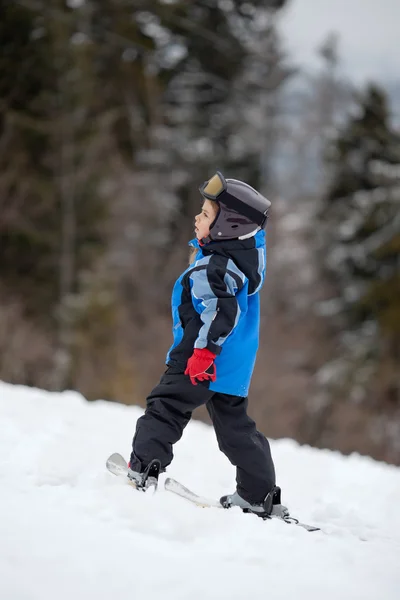 Kleine skiër — Stockfoto