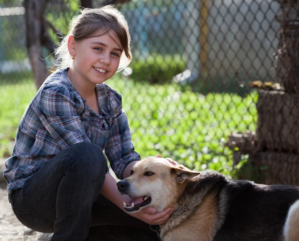 Meisje met hond — Stockfoto