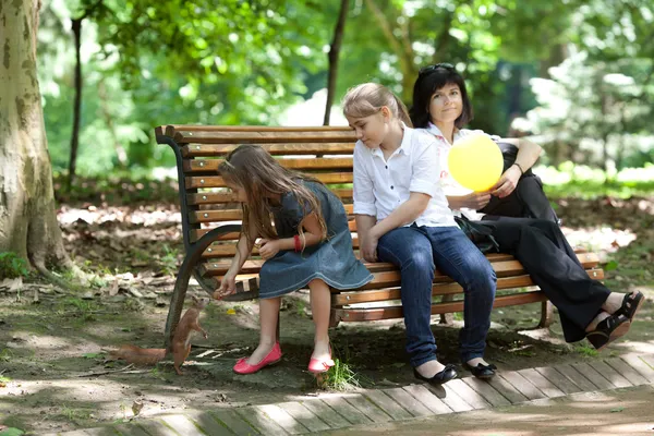 Familie im Park — Stockfoto