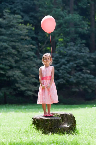 Menina com balão — Fotografia de Stock