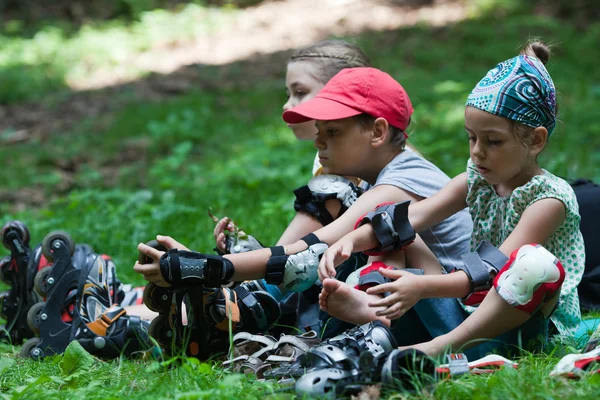 Kinderen na rolschaatsen — Stockfoto