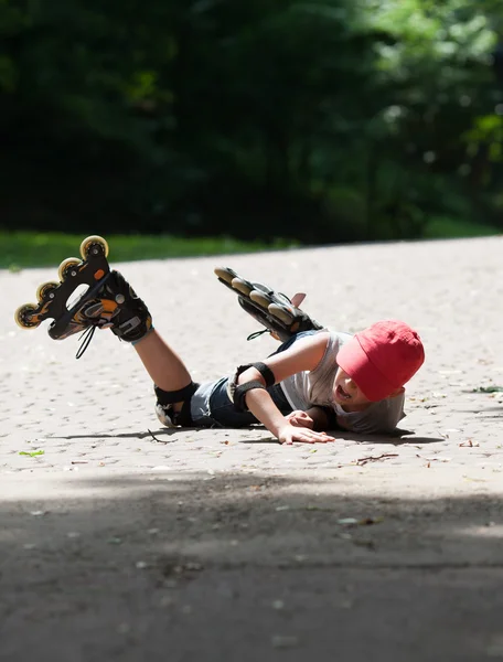 Lilla rollerblader tar en torktumlare Stockbild