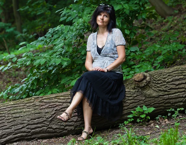 Portret van aantrekkelijke brunette in park — Stockfoto