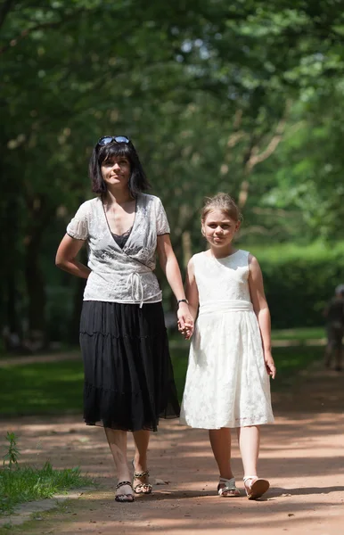 Madre e hija en el parque — Foto de Stock