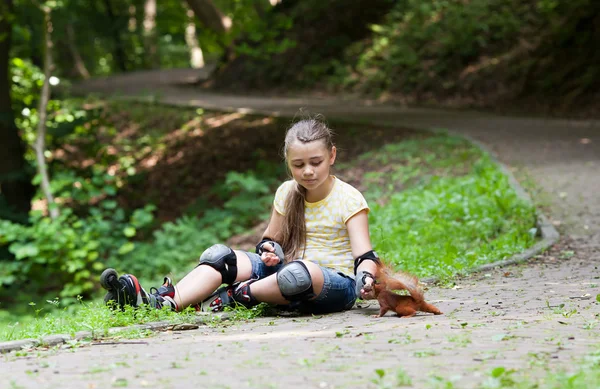 Rollergirl and squirrel — Stock Photo, Image