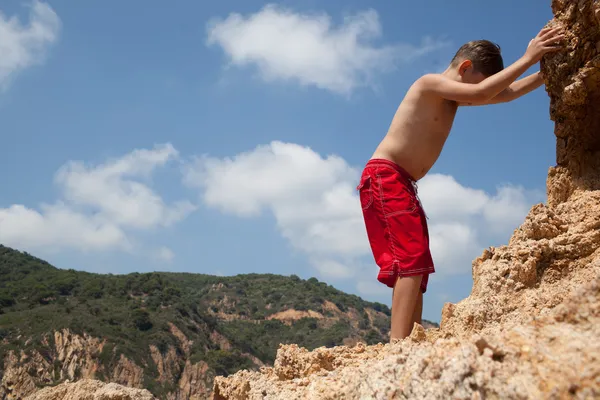 Kleiner Junge klettert hoch — Stockfoto