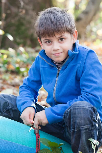 Kleine jongen in het bos — Stockfoto