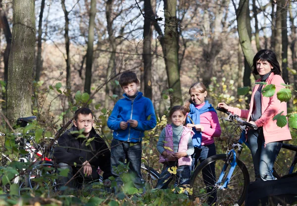 Семейный портрет с велосипедами на открытом воздухе — стоковое фото