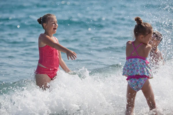 Enfants heureux et mer — Photo