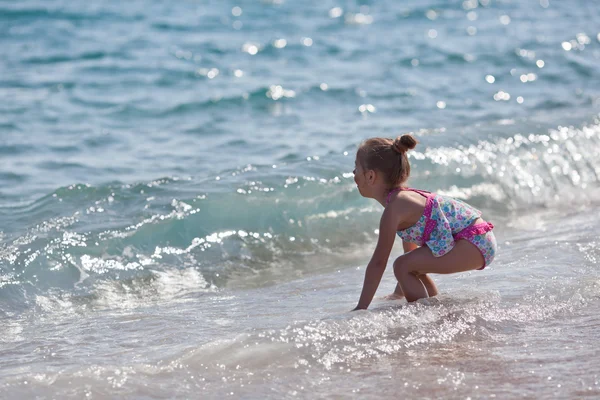 Kleines Mädchen am Strand — Stockfoto