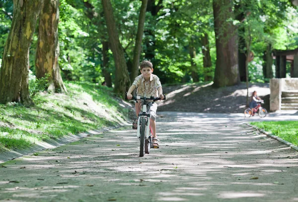 Rapaz da bicicleta — Fotografia de Stock