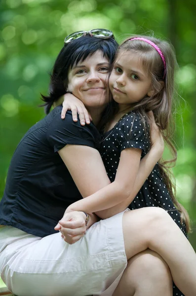 Tochter umarmt ihre Mutter — Stockfoto