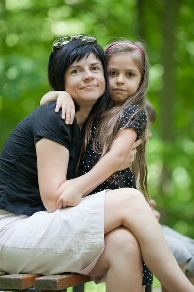 Tochter umarmt ihre Mutter — Stockfoto