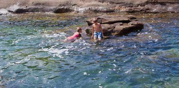 Kinder schwimmen im Meer — Stockfoto