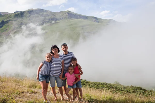 Familjen på Pyrenéerna berg — Stockfoto