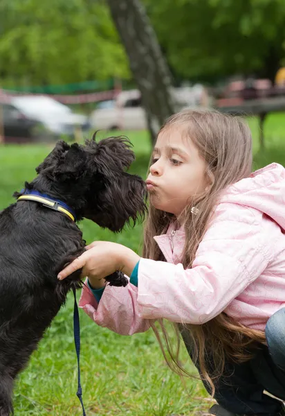 Küçük kız ve köpeği — Stok fotoğraf