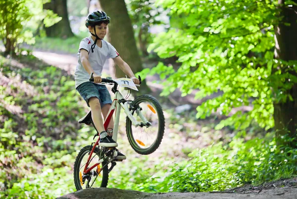 Salto de bicicleta de montanha — Fotografia de Stock