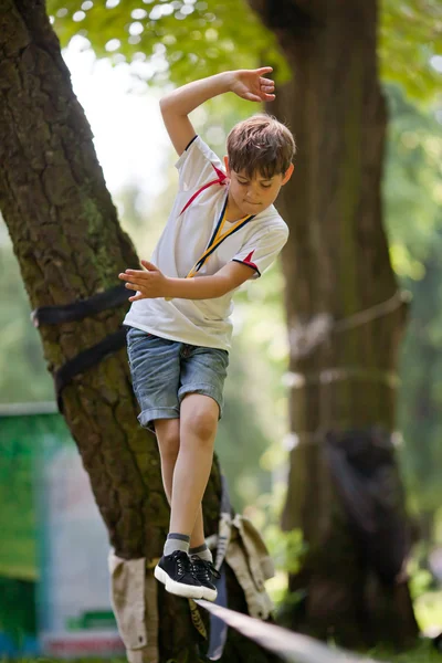 Μικρό αγόρι εξισορρόπηση σε ένα τεντωμένο σχοινί — Φωτογραφία Αρχείου