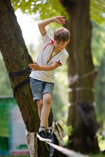 Kleine jongen balanceren op een slappe koord — Stockfoto