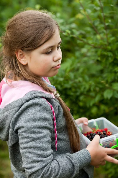 Giovane ragazza in giardino — Foto Stock