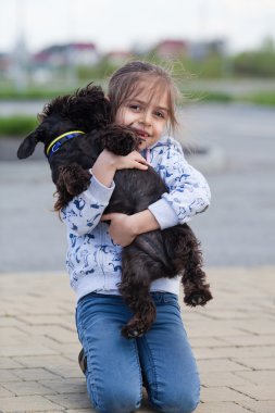 köpeği ile küçük kız