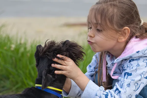 Petite fille et son chien — Photo