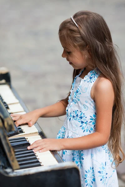 Bambina che suona su un pianoforte — Foto Stock