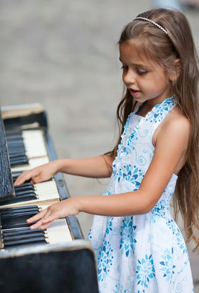 Bambina che suona su un pianoforte — Foto Stock