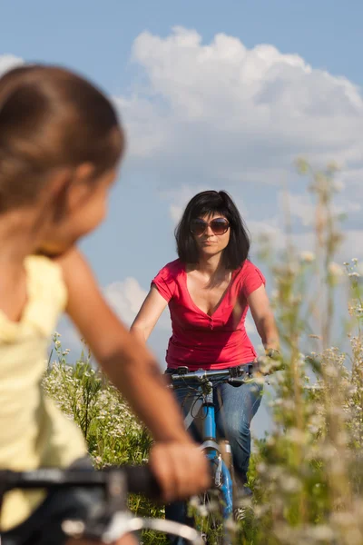 Moeder en dochter fietsen — Stockfoto