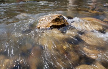 su akışı yüksek Dağları