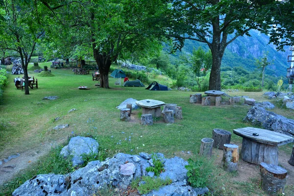 Teth - dağlardaki Arnavut köyünde kamp yapan turist. Yüksek dağlarda yeşil çimenler ve ağaçlar.