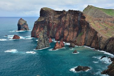 Saint Lawrence noktası, Portekiz 'in Madeira adasının en doğusundaki nokta. Burun bölgesi bir doğa koruma alanıdır. Etrafı mavi sularla çevrili şaşırtıcı kaya oluşumları..