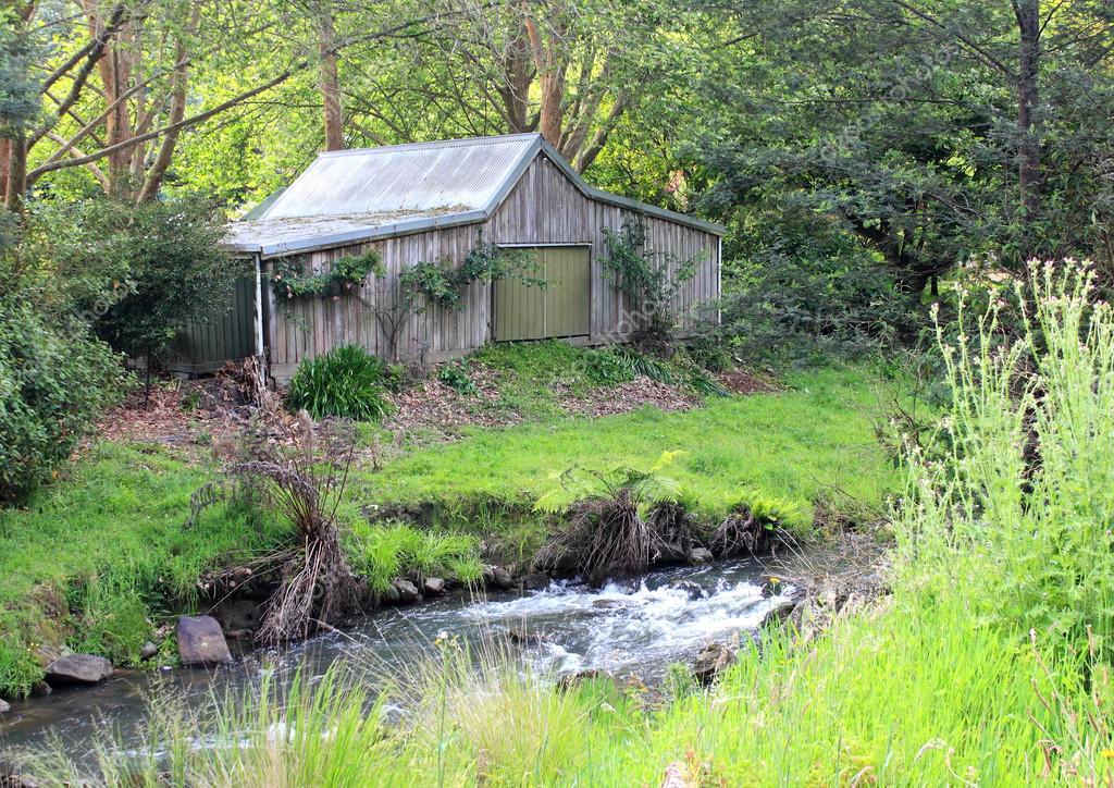 Old Australian farm shed in bush setting — Stock Photo 