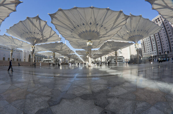 Вид на гигантские навесы в мечети Набави в Медине, Королевство Саудовская Аравия
