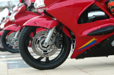 Kırmızı motosiklet