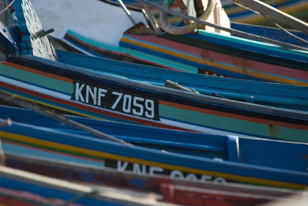 Färgglada träbåtar — Stockfoto