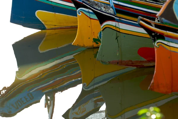 Reflet de bateaux en bois colorés — Photo