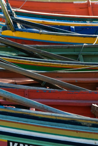 En rad av traditionella fiskebåtar i sabak kelantan malaysia — Stockfoto