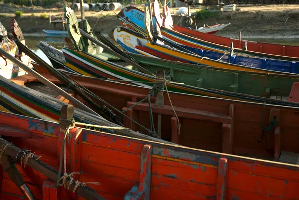 Barcos de madeira coloridos — Fotografia de Stock