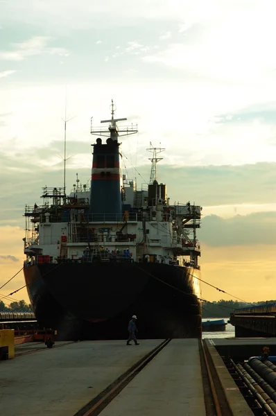 Docking vessel — Stock Photo, Image