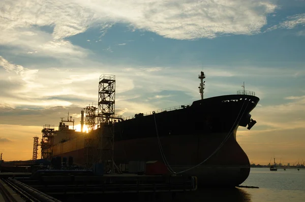 Silhouette eines Schiffes — Stockfoto