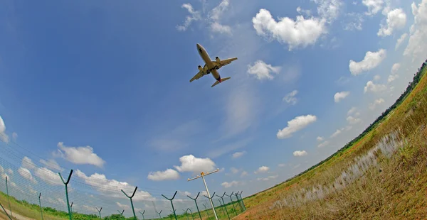 Flyvemaskine i landingstilstand - Stock-foto