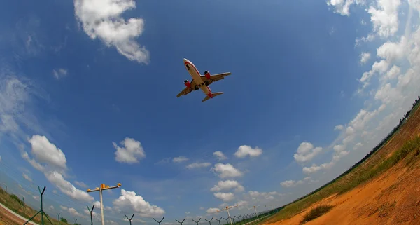 Самолет в режиме посадки — стоковое фото