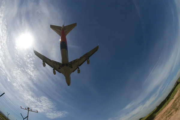 เครื่องบินในฟิชอาย — ภาพถ่ายสต็อก