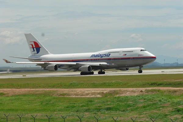 Airplane landing — Stock Photo, Image