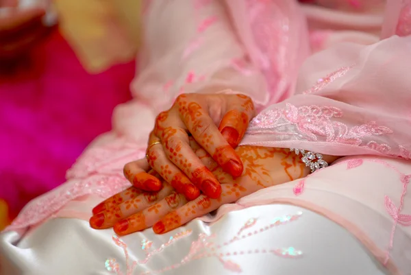 Невеста складывает руки — стоковое фото
